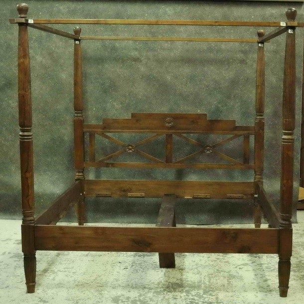 Besonderes Himmelbett aus Massivholz Teak mit Baldachin, Massivholzmoebel für ein Schlafzimmer im kolonialen Stil in Handarbeit vom Schreiner in der MOEBEL KOLONIE Manufaktur gefertigt, Teakholz Moebel Muenchen