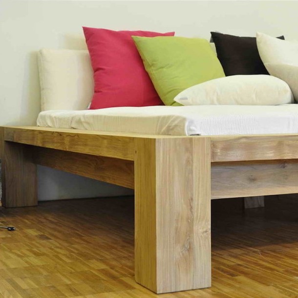 Bett PURO aus Massivholz Teak, Edelholz Bett von der MOEBEL KOLONIE, in Handarbeit, gefertigt vom Schreiner, Bett aus Massivholz Teakholz, ein Schreiner Meisterstueck aus unserer Manufaktur, Kissen von pad als Dekoration, Massivholz Teak Moebel Muenchen