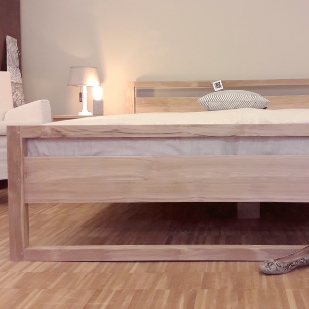 Bett aus Plantagen Massivholz Teak in gerader Form, Hand gefertigt vom Schreinermeister  in unserer MOEBEL KOLONIE Manufaktur, Lampe für den Nachttisch als Dekoration, Moebel Muenchen