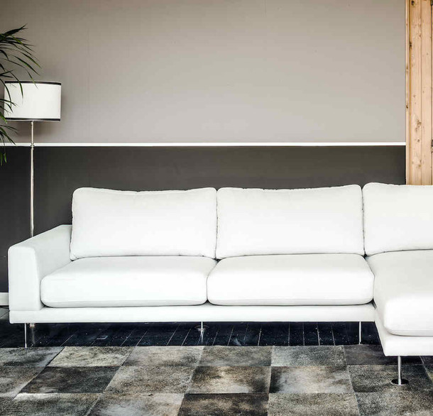 Couch George mot weissem Stoffbezug