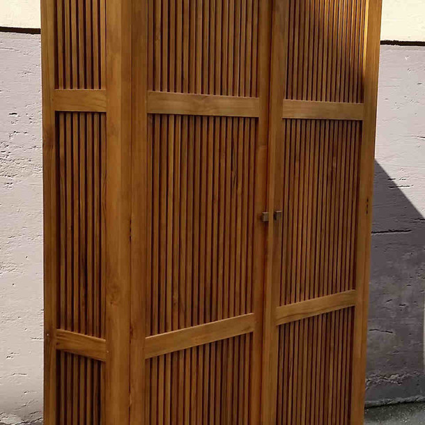 Datailansicht vom Schrank Twiggy aus massivem Teak, Schrank gefertigt in Handarbeit vom Schreinermeister
