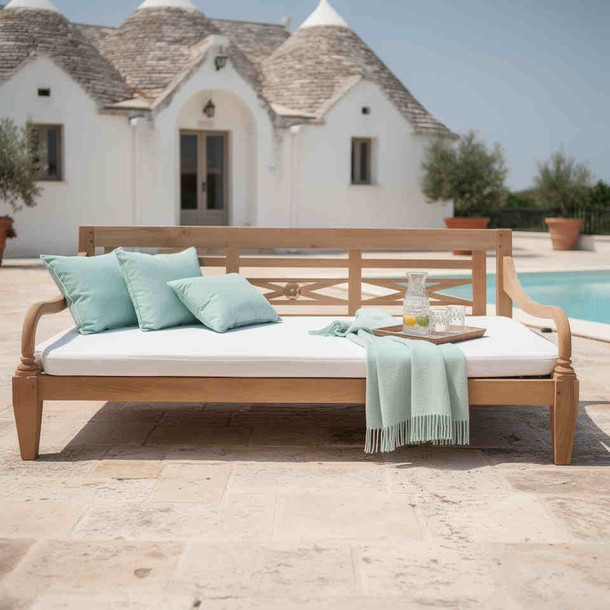Daybed Apulia aus massivem Teakholz mit Wurfkissen dekoriert, sehr bequemes Polster mit wetterfestem Bezug, Wohnen wie im Urlaub MOEBEL KOLONIE Muenchen