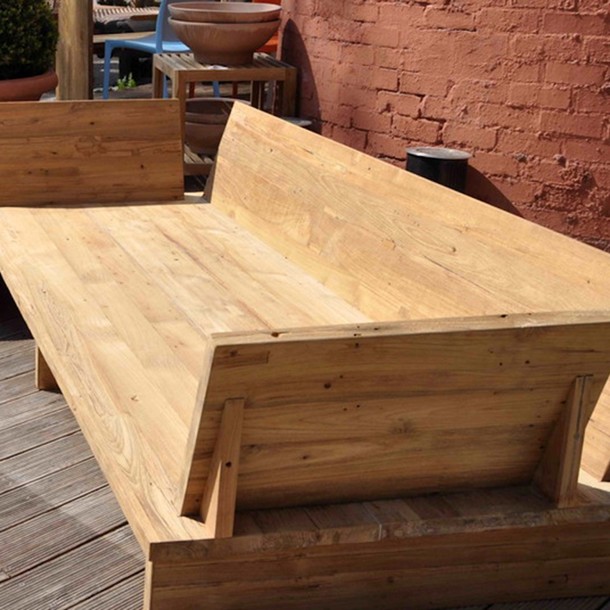 Daybed Auliaaus massivem Teakholz mit hohen Seitenlehnen und durchgehender Rueckenlehne