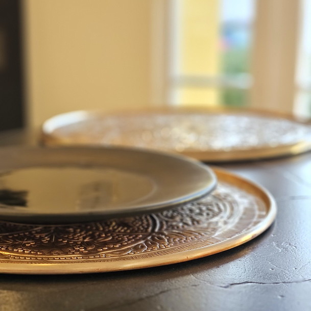 Dekor Arosa Tablett aus Aluminium, mit gehaemmertem Zapfenmuster, fuer gemuetliche Abende im Chalet Ambiente