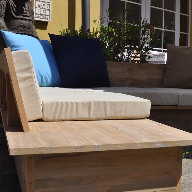 Detail - Abstellflaeche "Tisch" bei der Teak Lounge Aulia aus massivem Holz, komfortable Outdoor Polster, wetterfest