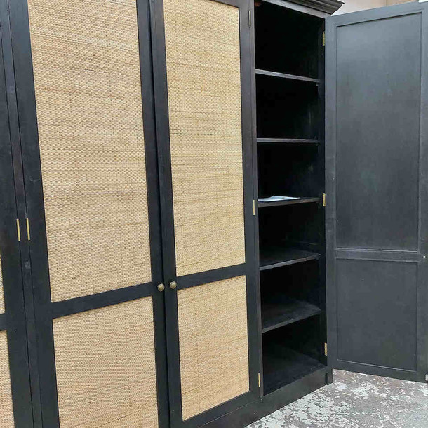 Detail Ansicht vom Schrank Pandana aus masssivem Teakholz Regalboeden und Bambusgeflecht Tuerfuellungen Handarbeit aus der MOEBEL KOLONIE Manufaktur