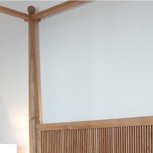 Detail Aufnahme vom Baldachin des Edelholz Bettes aus Teak, Beachhouse Himmelbett in der Manufaktur der MOEBEL KOLONIE von Schreiner Hand gefertigt, Massivholz  Teak Moebel Muenchen