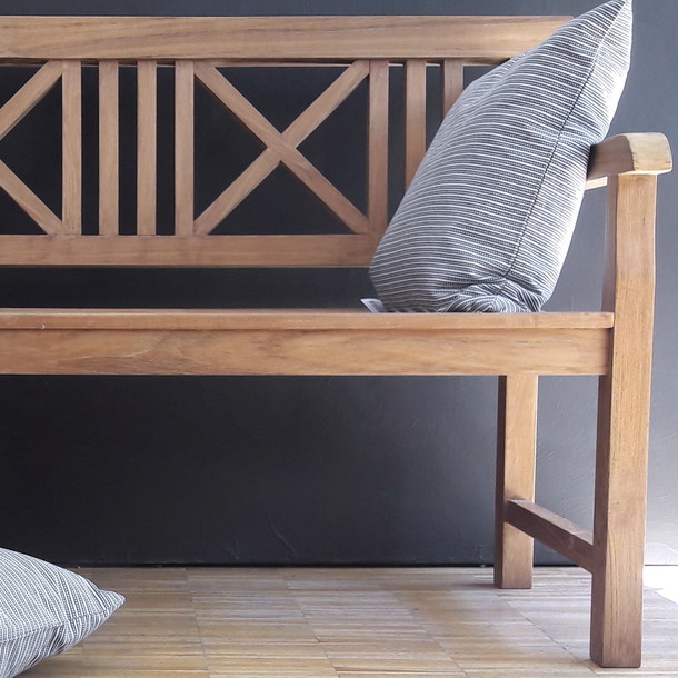 Detail Aufnahme von der Rueckenlehne der Sitzbank English aus massivem Teakholz, erhältlich in zertifiziertem Plantagen Teak oder recyceltem Teak Altholz