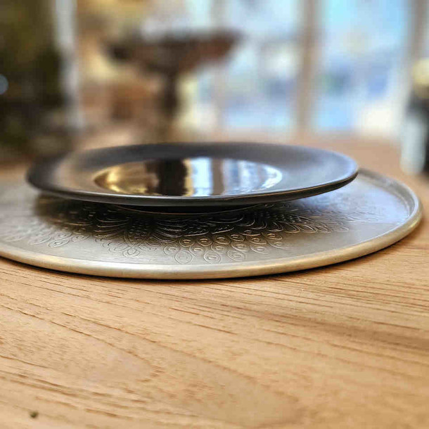 Detail Bild von der Seite Arosa als Platzteller mir schwarzem Geschirr aus Porzellan, sehr nobel