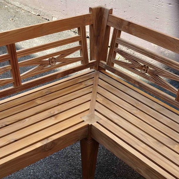 Detail Ecke von der Sitzbank Java aus massivem Teakholz