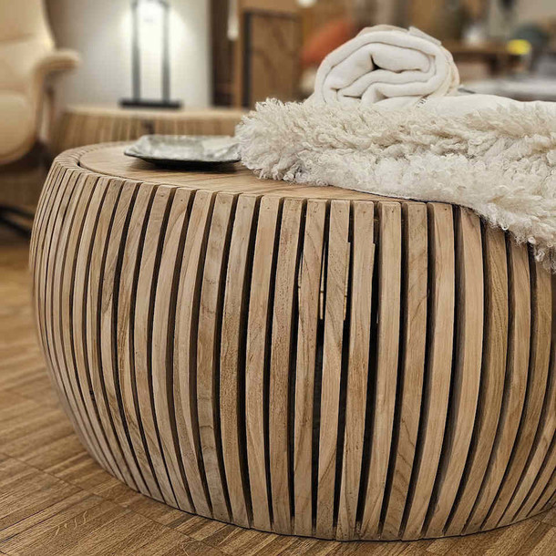 Detail Mondo Sofatisch aus Teak massiv