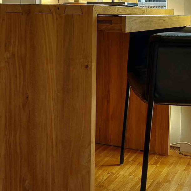 Detail Seitenansicht Handarbeit vom Schreiner, ,massiver Teakholz Schreibtisch Praxis