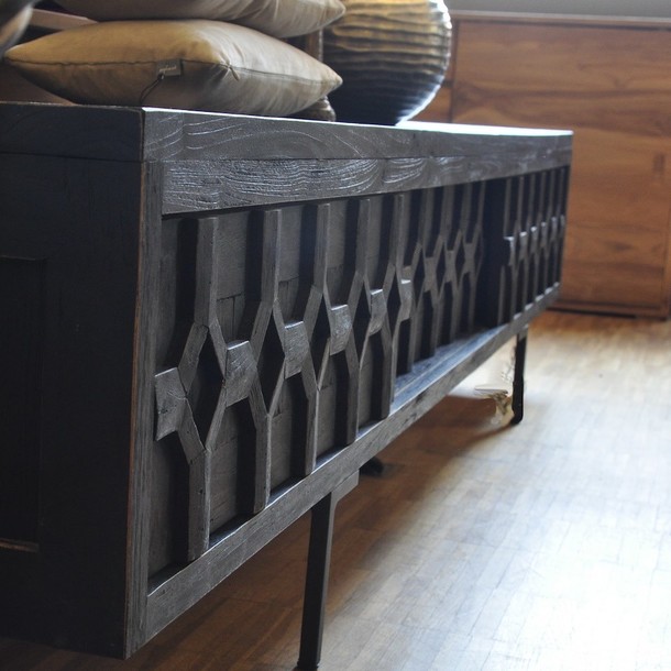 Detail Seitenansicht vom Teak massiv Lowboard Singapore in der Farbe Schwarzbraun, mit wunderschoenem Holzornament aus der Hand des Schreiners, MOEBEL KOLONIE Manufaktur und Design Muenchen