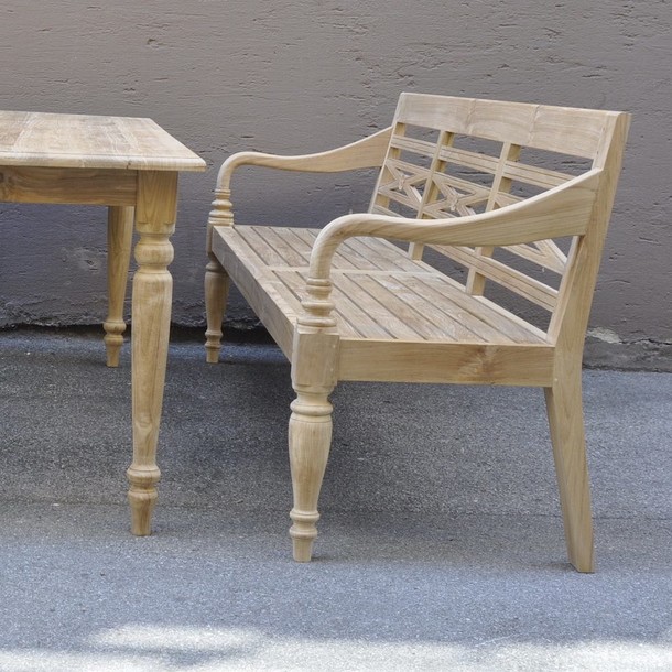 Detail Seitenansicht von der Teak Massivholz Sitzbank Schwabing, Teakholz massiv Sitzbank Schwabing mit gedrechselten Fuessen und geschwungenen Armlehne, eine Schreiner Meister Arbeit im kolonialen Stil, Landhaus Design Muenchen Moebel