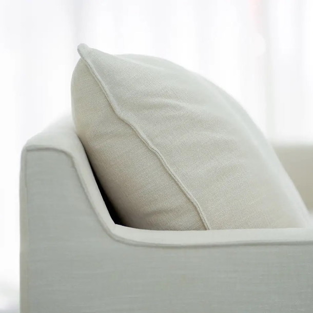 Detailansicht der hochwertigen Verarbeitung des Sofa Sally. Wir beraten Sie gerne MOEBEL KOLONIE Muenchen Schwabing
