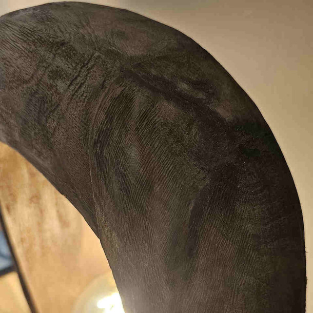 Detailansicht dunkles Mangoholz von Tischlampe Squillo