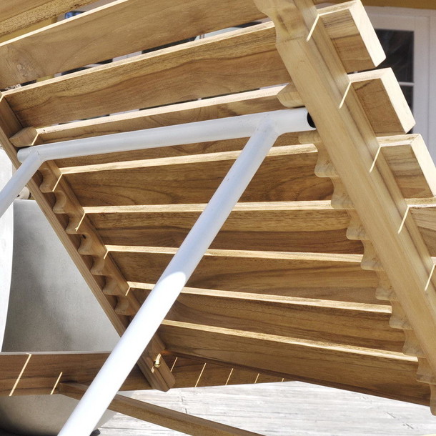 Detailansicht, hochklappbares Kopfteil der Poolliege Acapulco mit Metallgestell, Liegeflaeche aus massivem Teakholz