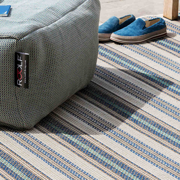 Detailansicht vm  Outdoorteppich Marbella in der Farbe Türkis-Blau mit Dotty Pouf eckig in der Farbe Navy