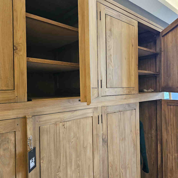 Detailansicht vom Kleiderschrank Professor aus massivem Teak, Schreinermeisterarbeit aus der MOEBEL KOLONIE Manufaktur