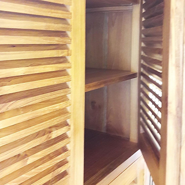Detailansicht vom Massivholz Schrank Antra, geoeffnete Schwingtueren mit geraeumigen Faechern,