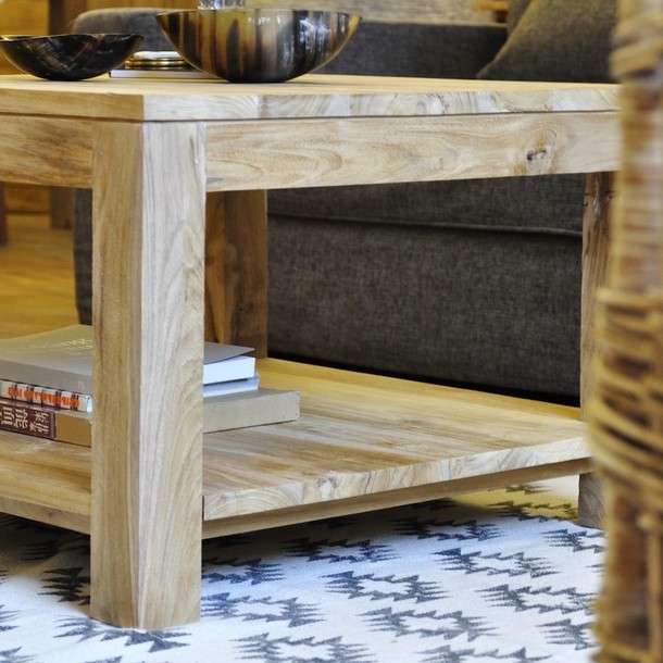 Detailansicht vom Massivholz Teak Couchtisch Frank in modernem Design, Couchtisch in der MOEBEL KOLONIE Farbe Roh, klassischer Couchtisch mit Fach Boden fuer Zeitungen, in traditioneller Handarbeit vom Schreiner gefertigt, Manufaktur und Design Muenchen