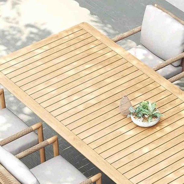 Detailansicht von oben, Outdoor Teakholz Tischplatte aus massivem Grade A Teakholz, robust und einheitliche Farbe bei Teakholz der Gueteklasse A