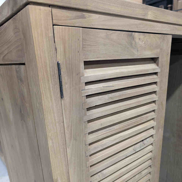 Detailfoto Shutter Schwingtuere  geschlossen vom massiven Teakholz Schrank Jens, Schreiner Handwerk aus der Manufaktur