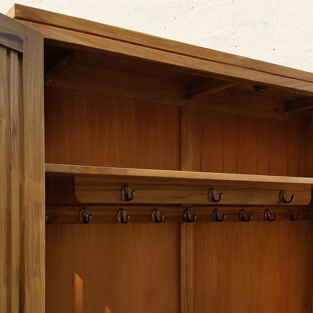 Detailfoto von Garderobe im Schrank aua massivem Teak