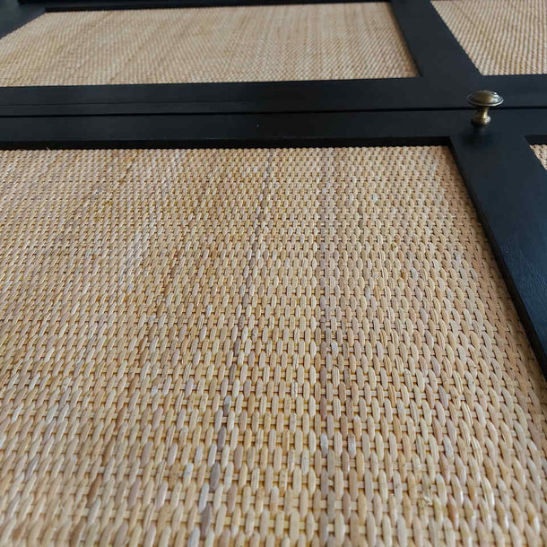 Detailfoto von der Tuerfuellung aus Bambusgeflecht vom Schrank Panadana, Handarbeit aus der Manufaktur