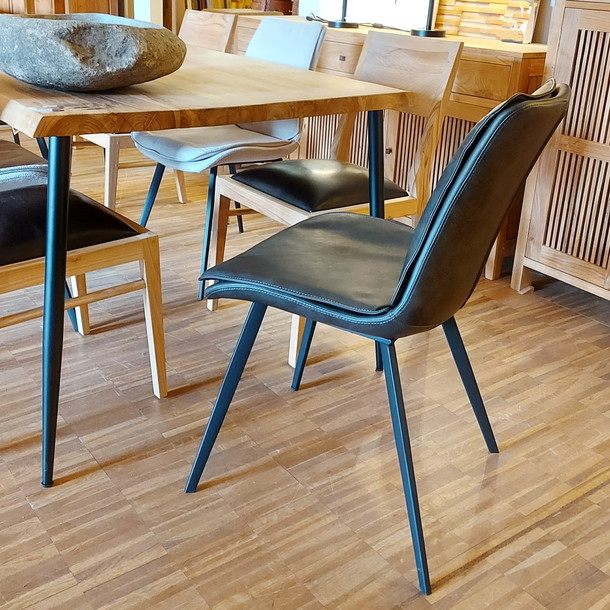 Die besondere Sitzgelegenheit, Stuehle von Danform im schicken, modernen Scandi Look, in vielen Farben, Stoffen und Kunstleder, auch im Vintage Style passend zum Esstisch aus Teak massiv mit schwarzen Metallbeinen mit Sideboard aus massivem unbehandeltem Teakholz fuer die Aufbewahrung von Geschirr, exklusive Inneneinrichtung fuer Ihr Ambiente zum Wohlfuehelen, MOEBEL KOLONIE Muenchen Schwabing