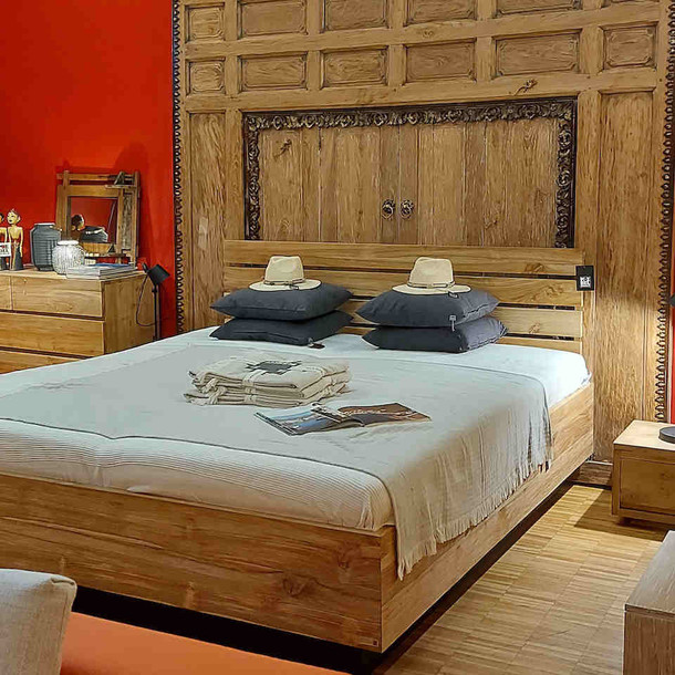 Elegantes Bett Wunder aus Massivholz Teak mit Bettkasten und Stauraum, Dekoration ist ein antikes Teakholz Tor, edles bicolor Massivholzbett im modernen Design in der MOEBEL KOLONIE Manufaktur vom Schreiner in Handarbeit gefertigt, unser Schreiner zimmert auch individuell nach Mass fuer Ihr Schlafzimmer, das Kopfteil hat Streben aus Metall, Moebel Muenchen Teak Massivholz