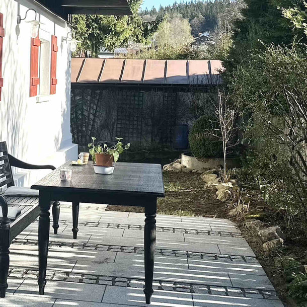 Esstisch Schwabing aus gebuerstetem Teak massiv in der Farbe Schwarzbraun/ 005, Tisch mit gedrechselten Tischbeinen vom Scheiner in Handarbeit gefertigt, MOEBEL KOLONIE  Mufaktur und Design, Wohnen wie im Urlaub MOEBEL KOLONIE Muenchen