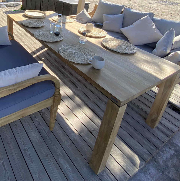 Esstisch Tavola aus altem recyceltem Teak, vierkantige Tischbeine sind mit Metallplatinen befestigt, Tavola hier als Terrassentisch mit 2 Sitzbaenken Java aus massivem Teakholz recycelt und  Plantagenteak erhaeltlich, MOEBEL KOLONIE Muenchen
