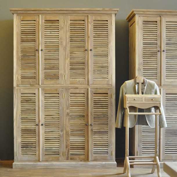 Front Ansicht Teak Massivholz Schrank Tejo mit acht Schwingtueren, Schrank fuer das Schlafzimmer oder Kinderzimmer, traditionell in Handarbeit vom Schreiner gefertigt, Massivholz Moebel nach Mass ohne Aufpreis, Design und Manufaktur Muenchen, Schrank  mit  Tuerfront in Shutter Optik, stummer Diener Tom aus massivem Teak, Schlafzimmer Moebel aus Edelholz Teak MOEBEL KOLONIE Muenchen, recyceltet Teak Schrank auch moeglich aus zertifiziertem Plantagen Teakholz