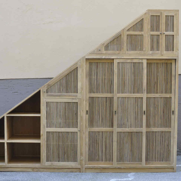 Frontansicht Teak Massivholz Schrank Sloping mit Schwingtueren, und Schiebetueren, sowie offenen Faechern, Schrank aus Edelholz Teak massiv roh unbehandelt  aus der MOEBEL KOLONIE Farbauswahl, Schrank nach Mass in bester traditioneller Schreiner Qualitaet gefertigt, Schlafzimmer Moebel nach Mass aus Massivholz, Massivholz Teak Schrank Muenchen