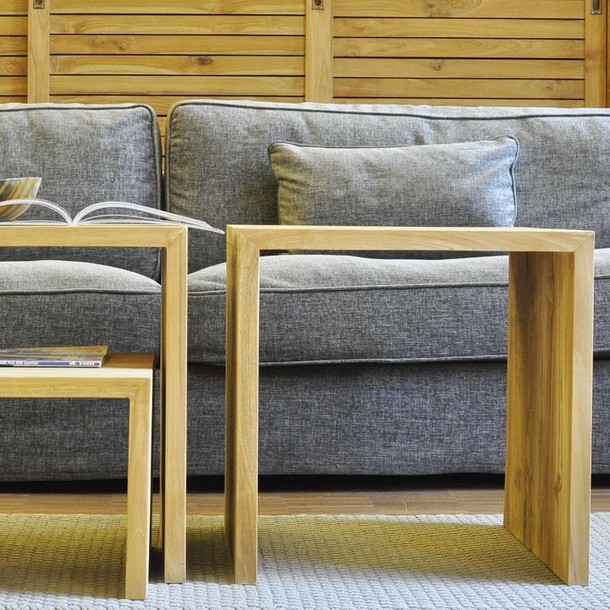 Frontansicht vom Couchtisch U aus Teak Massivholz, U Sofa Tisch in verschiedenen Groessen und MOEBEL KOLONIE Farben erhaeltlich, im Hintergrund grosser Schrank mit Tueren in Lamellen Optik und ein bequemes Sofa in der Farbe Anthrazit, Wohnen und Design nach Mass, Moebel Muenchen