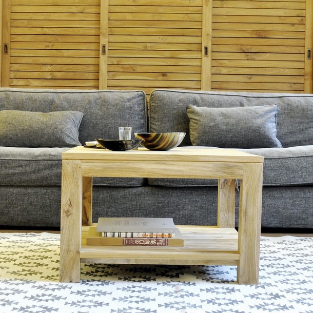 Frontansicht vom Massivholz Couchtisch Frank nach Mass aus Teak, individuelles Wunschmass ohne Aufpreis moeglich, konfigurierbar in allen MOEBEL KOLONIE Farben, moderner Massivholz Couchtisch vom Schreiner aus Teak von Hand gefertigt, im Hintergrund bequemes Sofa in der Farbe Anthrazit, Wohnzimmer Moebel Muenchen aus Massivholz Teak