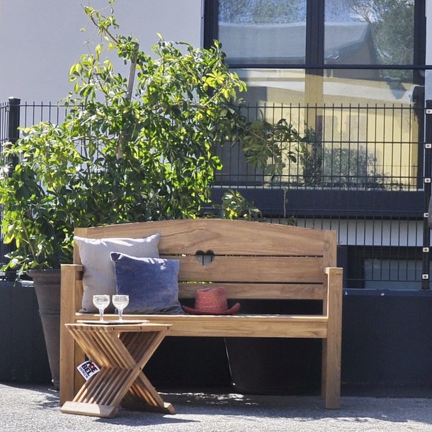 Frontansicht von der Massivholz Teak Sitzbank GMUND mit Herz Dekor Rueckenlehne, Bank  aus Edelholz Teak in der MOEBEL KOLONIE Farbe Roh, Manufaktur und Design Muenchen