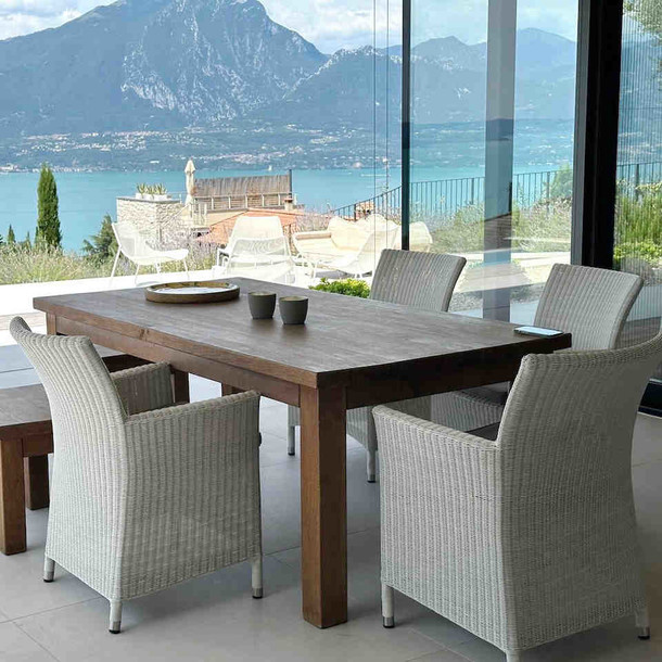 Gartenstuhl Lloyd mit Armlehne mit wetterfestem Rehaugeflecht  im Ensemblemit einem Frankfurt Tisch aus Teak massiv