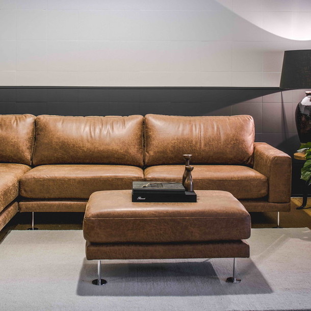 George, modernes Sofa hier mit Lederbezug, strapazierfaehig und komfortabel, grosse Auswahl an Bezuegen