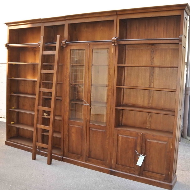 Großaufnahme von der Bibliothek Cambridge gefertigt aus massivem Teak