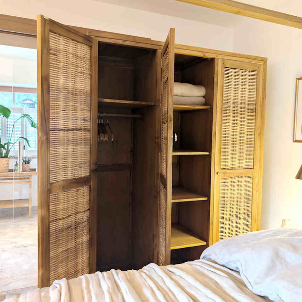 Gross Ansicht vom unteren Teil des Teak Massivholz Schrankes fuer Kleidung, Waesche und andere Utensilien, Edelholz massiv Schrank aus Plantagen Teak, traditionell vom Schreiner gefertigt, Seitenteile aus Vollholz Teak, Muenchen Moebel
