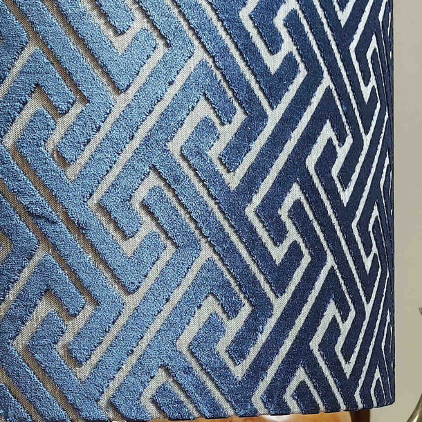 Grossaufnahme Lampenschirm aus samtigem, mondänem  Stoff in den royalem Blue und edlem Grey, MOEBEL KOLONIE Muenchen exklusive Wohnaccessoires
