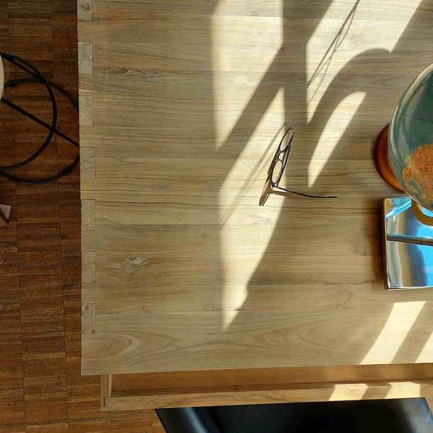 Grossaufnahme von oben Schreibtisch Praxis aus Teak massiv