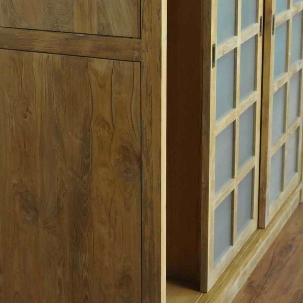 Grosse Detail Seiten Ansicht vom Teak Massivholz Schrank Granda, Vollholz Seitenteile, Schiebetueren aus Milchglas im Sprossen Design, in individuellen Wunsch Massen und MOEBEL KOLONIE Farben, Mass Moebel in moderner Optik oder im klassischen Style, Moebel nach Mass aus Massivholz Teak Muenchen