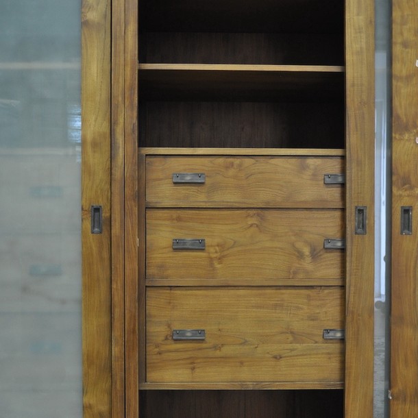 Grosses Detail Foto der drei Schubladen in unterschiedlichen Groessenn des massiven Teak Schrankes Edel, Massivholz Schrank Mittelteil mit Schubladen und Ablage Faechern, traditionelle Handwerks Arbeit vom Schreiner, in individuellen Wunsch Massen konfigurierbar, freie Farb Auswahl aus der MOEBEL KOLONIE Farbpalette moeglich, Manufaktur und Design Muenchen