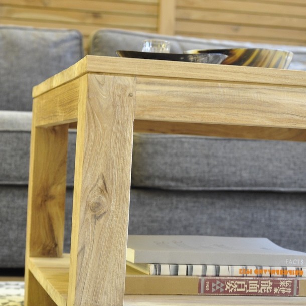 Grosses Detail Foto von unten vom Massivholz Couchtisch nach Mass, Sofa Tisch aus Edelholz Teak unbehandelt, gebuerstete Rustic Ausfuehrung, Oberflaeche, MOEBEL KOLONIE Farbe und Mass frei konfigurierbar, Couchtisch aus Teak massiv ein Schreiner Meister Stueck aus unserer Manufaktur, Moebel nach Mass aus Massivholz Teak Muenchen
