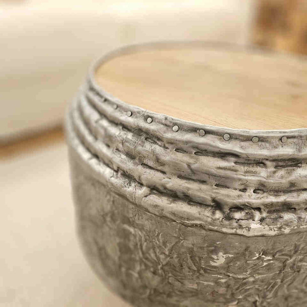 Grosses Detailfoto vom Ornament und von der Teakholz Platte