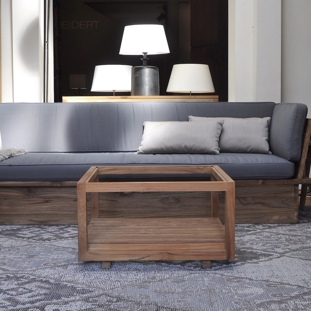 Grosses Sofa Aulia aus massivem Teakholz mit Sitzpolster in Grey, wetterfest und sehr bequem