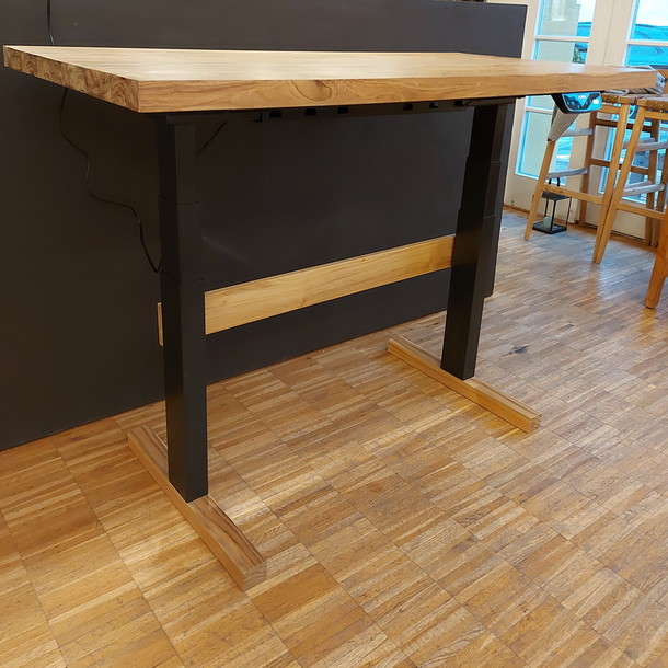 Höhenverstellbarer Schreibtisch mit Teakholzplatte Frontal mit Ansicht der Technik